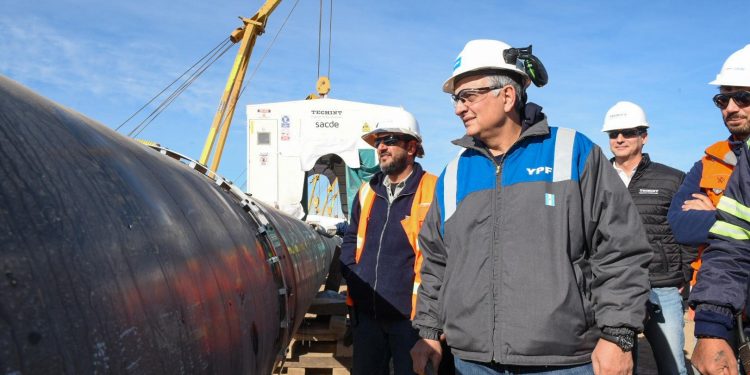 Horacio Marín, presidente de YPF, en la soldadura de VMOS.