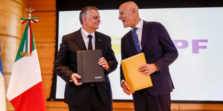 YPF y Eni sellaron el acuerdo del GNL.