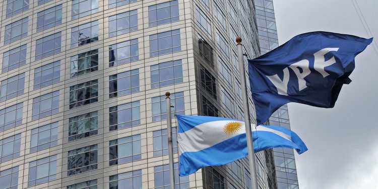 zzzznacp2NOTICIAS ARGENTINAS BAIRES, NOVIEMBRE 25: (ARCHIVO) YPF y Repsol quedaron hoy
muy cerca de un principio de acuerdo para compensar a la empresa
española por la expropiación de su filial en Argentina,
consignaron fuentes diplomáticas. 
Foto NA: JUAN VARGASzzzz