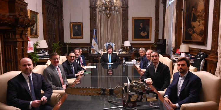 El presidente Javier Milei con representantes de MidOcean.