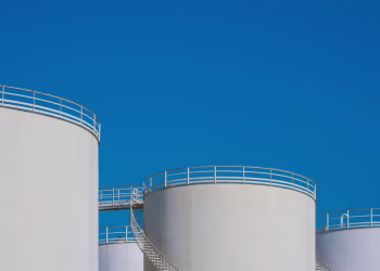 La AIE propone liberar 400 millones de barriles para frenar la suba del petróleo